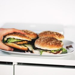 Spicy Cauliflower Burgers and Salad Recipe - Twój przepis Najlepsze przepisy w internecie - 1