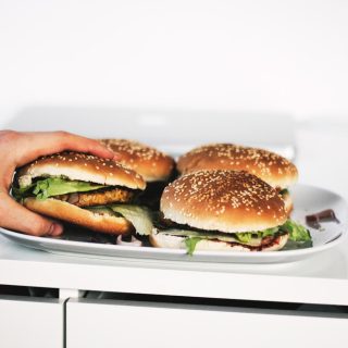 Spicy Cauliflower Burgers and Salad Recipe - Twój przepis Najlepsze przepisy w internecie - 8