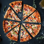 obraz 2022 09 03 224441435 Pizza z szynką dojrzewającą i rukolą
